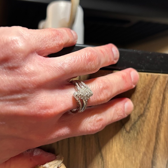 10k ladies White gold diamond ring - Picture 10 of 13